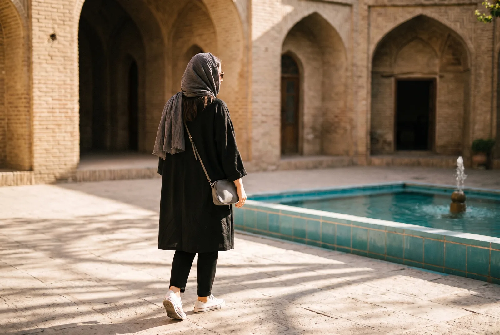 مانتو شلوار مشکی اسپرت؛ راهنمای انتخاب پارچه، فرم و ست کردن